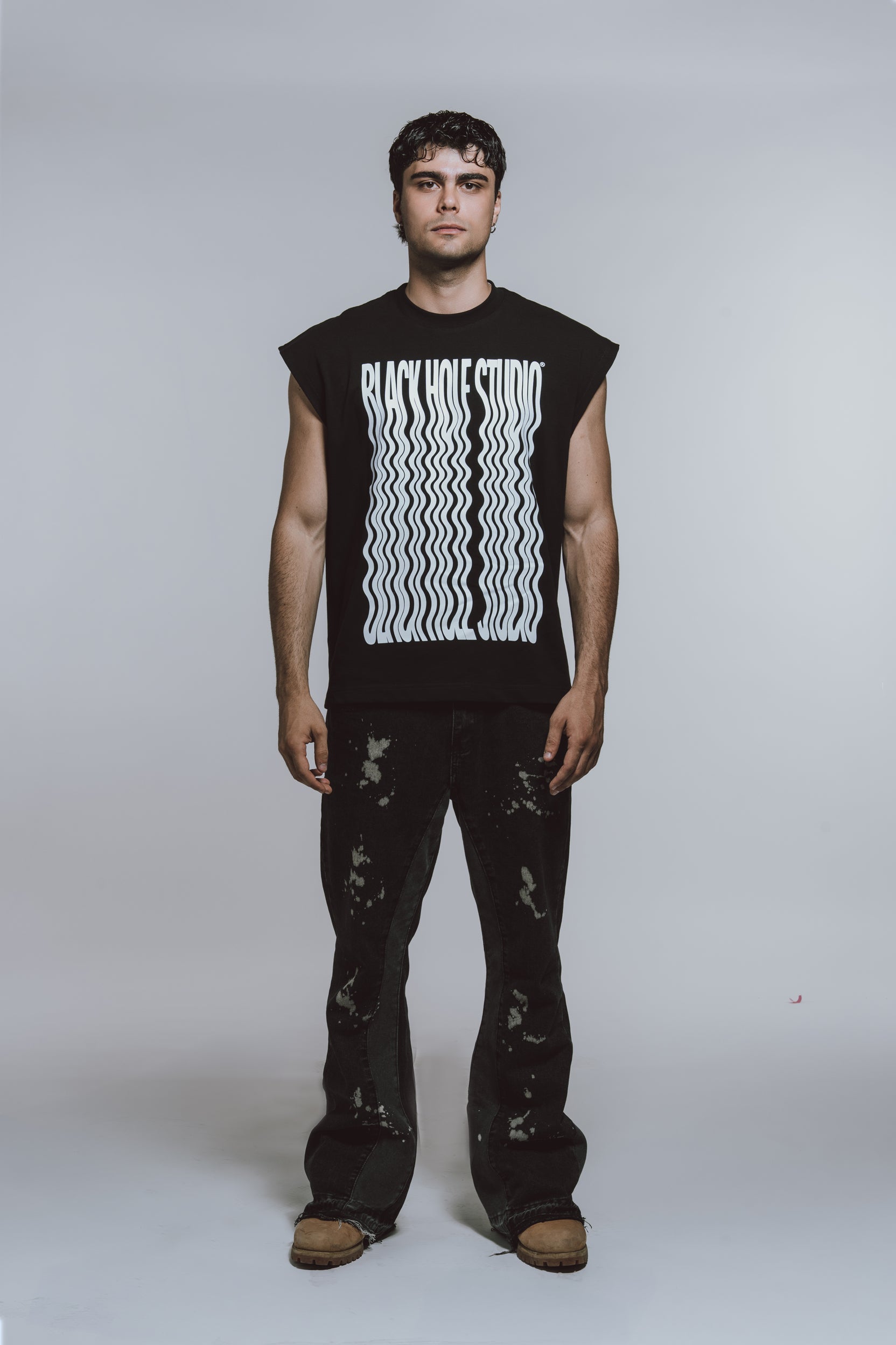 BLACK HOLE SLEEVELESS TOP